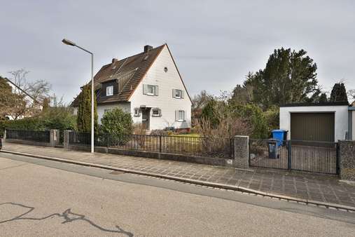 Außenansicht vorne - Doppelhaushälfte in 90469 Nürnberg mit 93m² kaufen