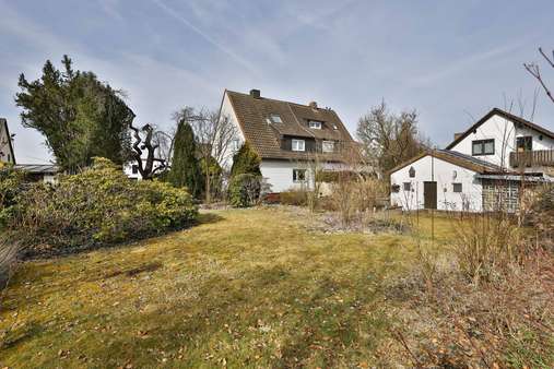 Blick in den großen Garten - Doppelhaushälfte in 90469 Nürnberg mit 93m² kaufen