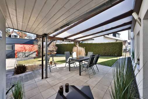 Überdachte Terrasse - Doppelhaushälfte in 90449 Nürnberg mit 136m² kaufen