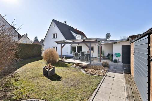 Terrasse mit uneinsehbaren Garten - Doppelhaushälfte in 90449 Nürnberg mit 136m² kaufen