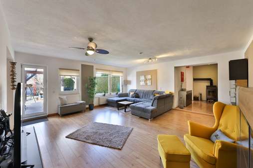 Wohnzimmer mit Zugang in den Garten - Doppelhaushälfte in 90449 Nürnberg mit 136m² kaufen