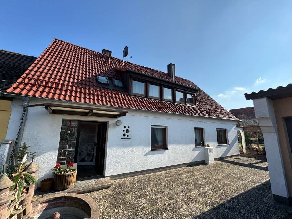 Titelbild Titelbild - Doppelhaushälfte in 90441 Nürnberg mit 135m² kaufen