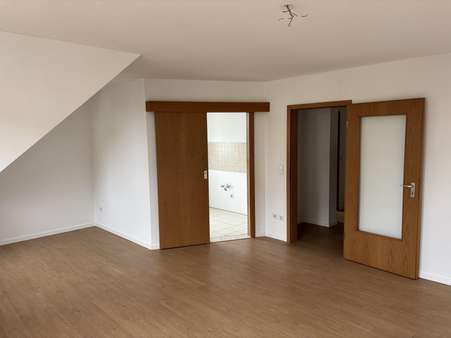 Wohnzimmer - Dachgeschosswohnung in 90579 Langenzenn mit 60m² kaufen