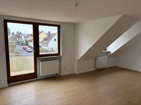 Wohnzimmer - Dachgeschosswohnung in 90579 Langenzenn mit 60m² kaufen