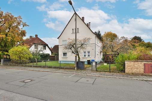 Straßenansicht - Zweifamilienhaus in 90451 Nürnberg mit 160m² kaufen