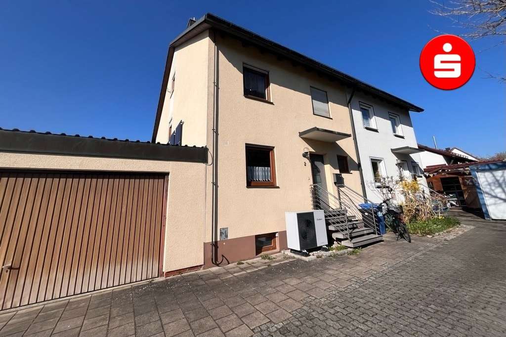 Hausansicht mit Garage - Doppelhaushälfte in 90518 Altdorf mit 180m² kaufen