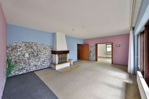 Wohnzimmer mit Kamin - Einfamilienhaus in 90475 Nürnberg mit 200m² kaufen