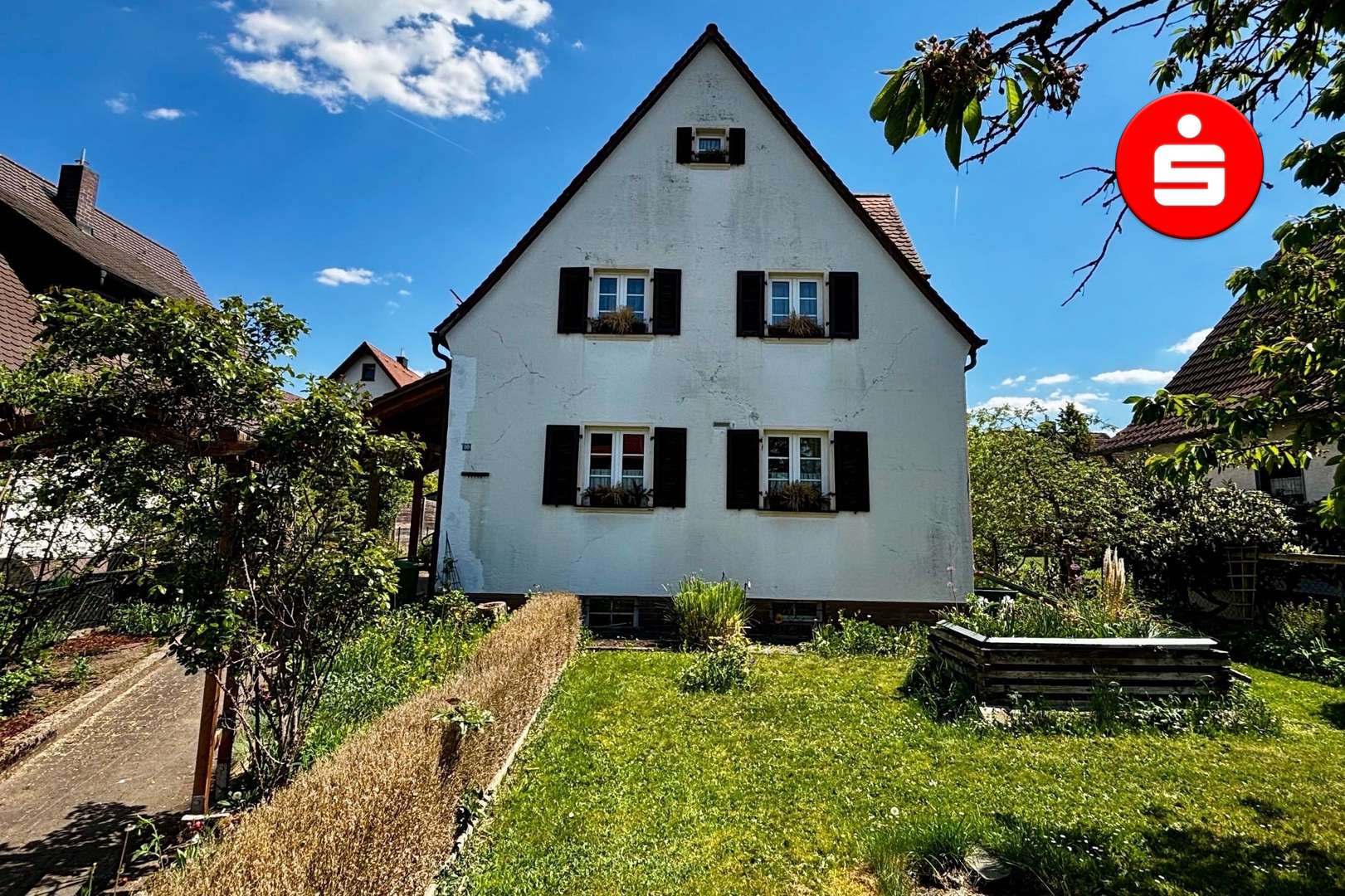 Hausansicht mit Garten - Einfamilienhaus in 90607 Rückersdorf, Entensee mit 98m² kaufen