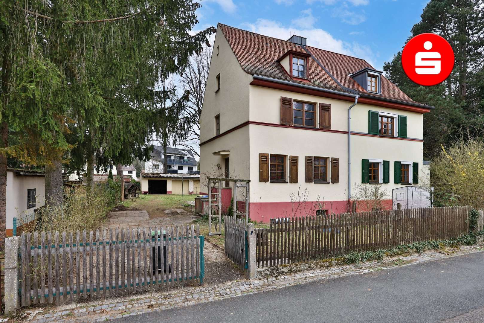 Titelbild Titelbild - Doppelhaushälfte in 90453 Nürnberg mit 100m² kaufen