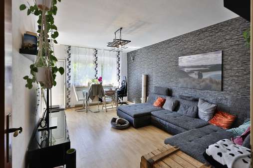 Wohnzimmer - Etagenwohnung in 90449 Nürnberg mit 74m² kaufen