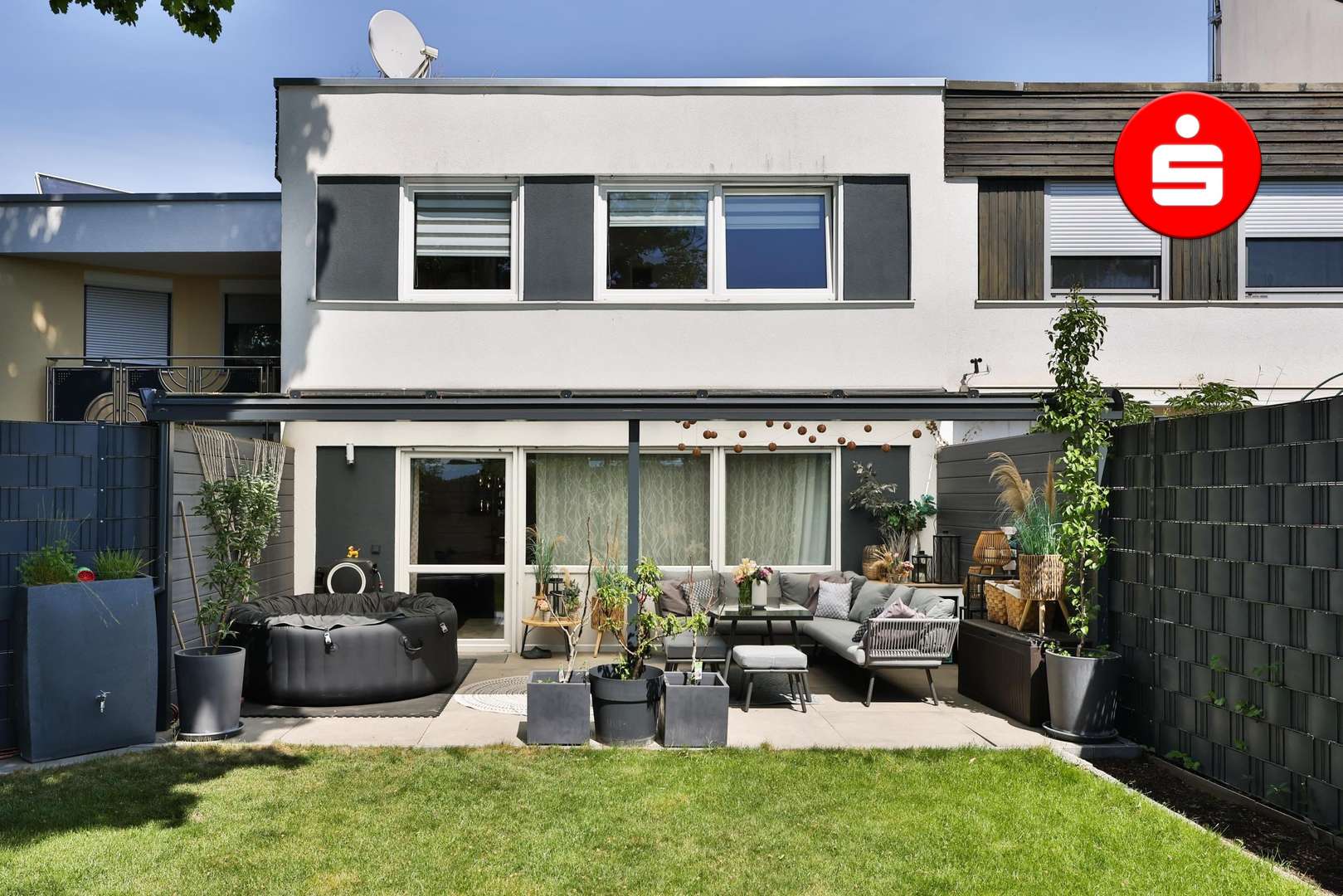 Hausansicht mit Terrasse - Reihenmittelhaus in 90475 Nürnberg mit 107m² kaufen