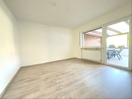 Wohnzimmer mit Zugang zur Terrasse - Erdgeschosswohnung in 90552 Röthenbach mit 70m² mieten