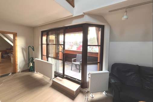 Blick zum Balkon vom Wohnbereich - Dachgeschosswohnung in 90610 Winkelhaid mit 104m² kaufen