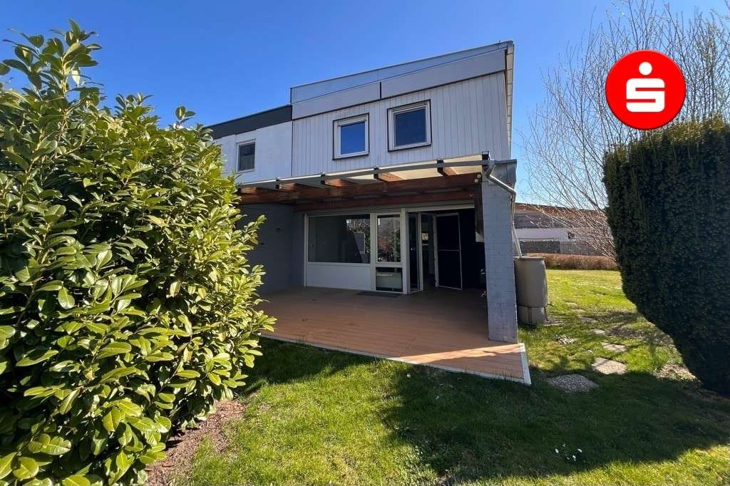 Hausansicht mit Garten und Terrasse - Reiheneckhaus in 90518 Altdorf mit 107m² kaufen