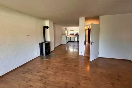 Blick durch das Wohnzimmer in die Küche - Reiheneckhaus in 90518 Altdorf mit 107m² kaufen