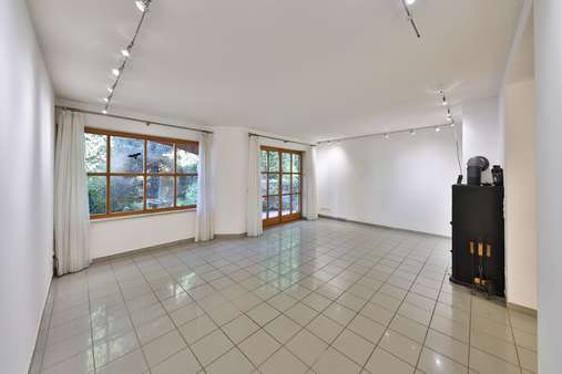 Wohnzimmer - Doppelhaushälfte in 90453 Nürnberg mit 104m² kaufen