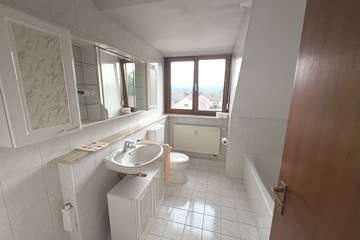 Badezimmer - Dachgeschosswohnung in 90518 Altdorf mit 66m² kaufen