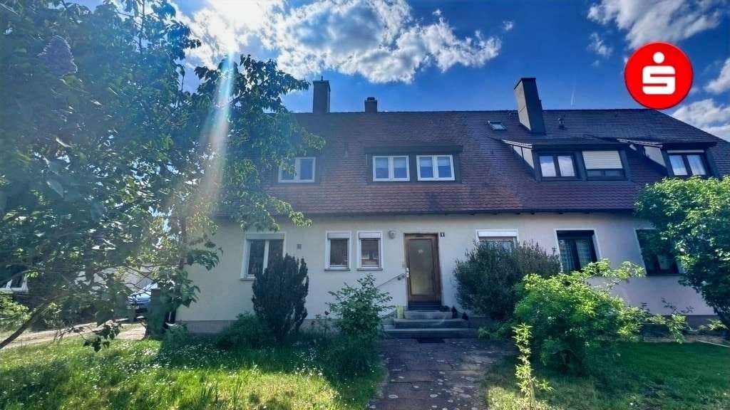 Vordere Hausansicht - Doppelhaushälfte in 90469 Nürnberg mit 130m² mieten