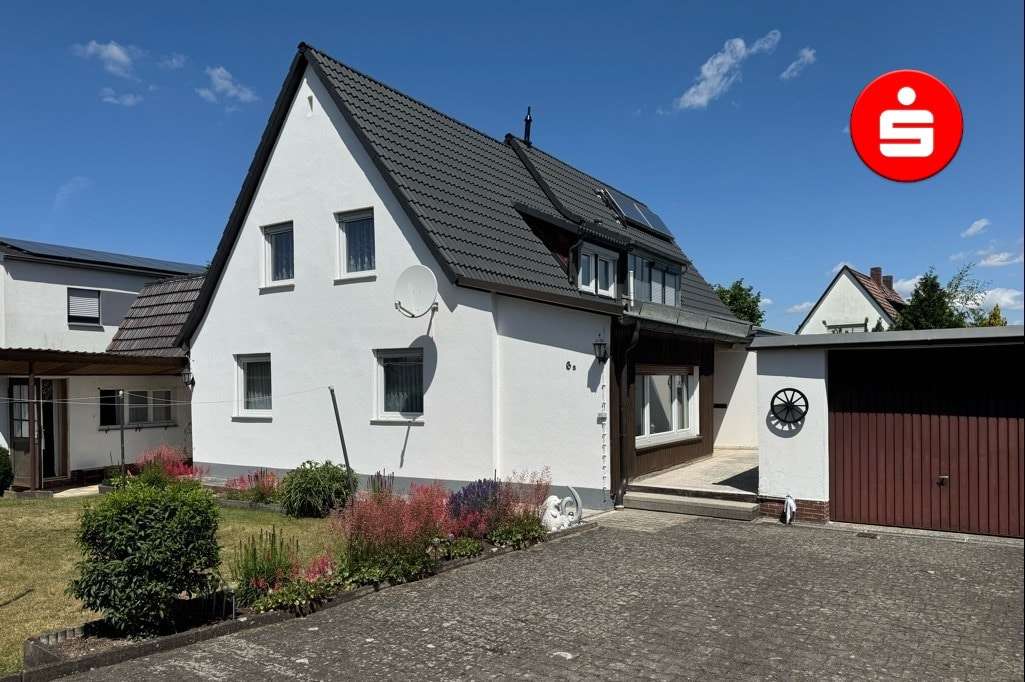 Hausansicht mit Garage - Doppelhaushälfte in 90537 Feucht mit 80m² kaufen