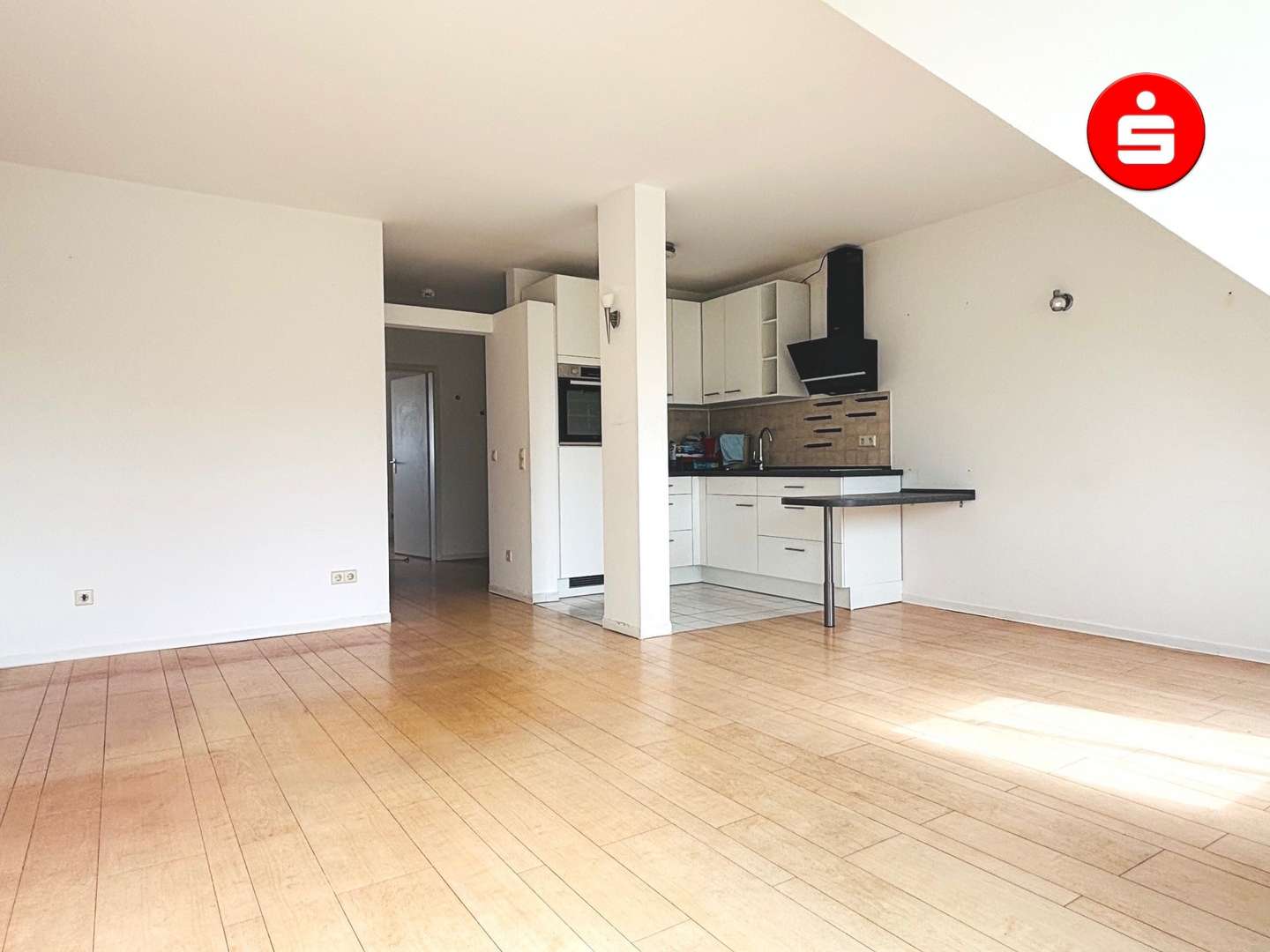 Wohnzimmer mit offener Kücher - Dachgeschosswohnung in 90451 Nürnberg mit 48m² mieten