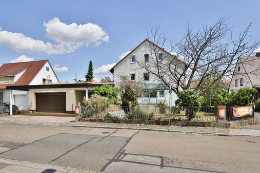 Außenansicht mit Garagen Außenansicht mit Garagen - Mehrfamilienhaus in 90449 Nürnberg mit 261m² kaufen