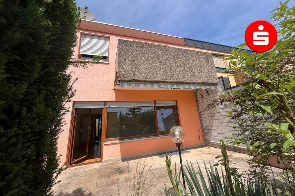 Hausansicht mit Terrasse und Balkon Hausansicht mit Terrasse und Balkon - Reihenmittelhaus in 90559 Burgthann mit 107m² kaufen