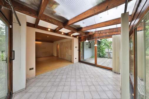 Wintergarten EG mit Blick ins Wohnzimmer Wintergarten EG mit Blick ins Wohnzimmer - Zweifamilienhaus in 90475 Nürnberg mit 155m² kaufen