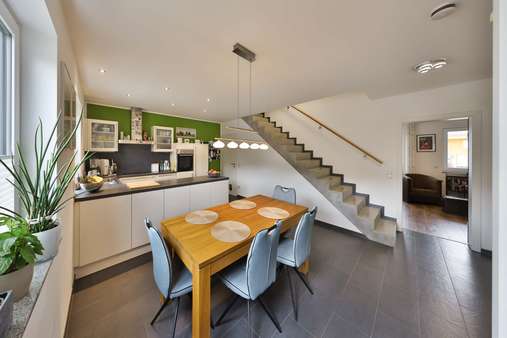 Koch-Essbereich mit Sichtbetontreppe EG Koch-Essbereich mit Sichtbetontreppe EG - Reihenmittelhaus in 91220 Schnaittach mit 185m² kaufen