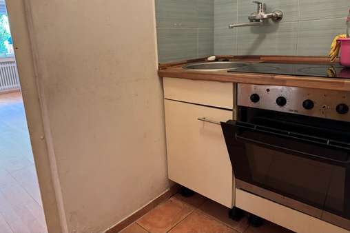 Pantry-Küche im Eingangsbereich - Souterrain-Wohnung in 90592 Schwarzenbruck mit 30m² kaufen