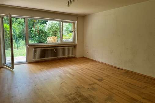 Wohn-/ Ess- und Schlafbereich - Souterrain-Wohnung in 90592 Schwarzenbruck mit 30m² kaufen