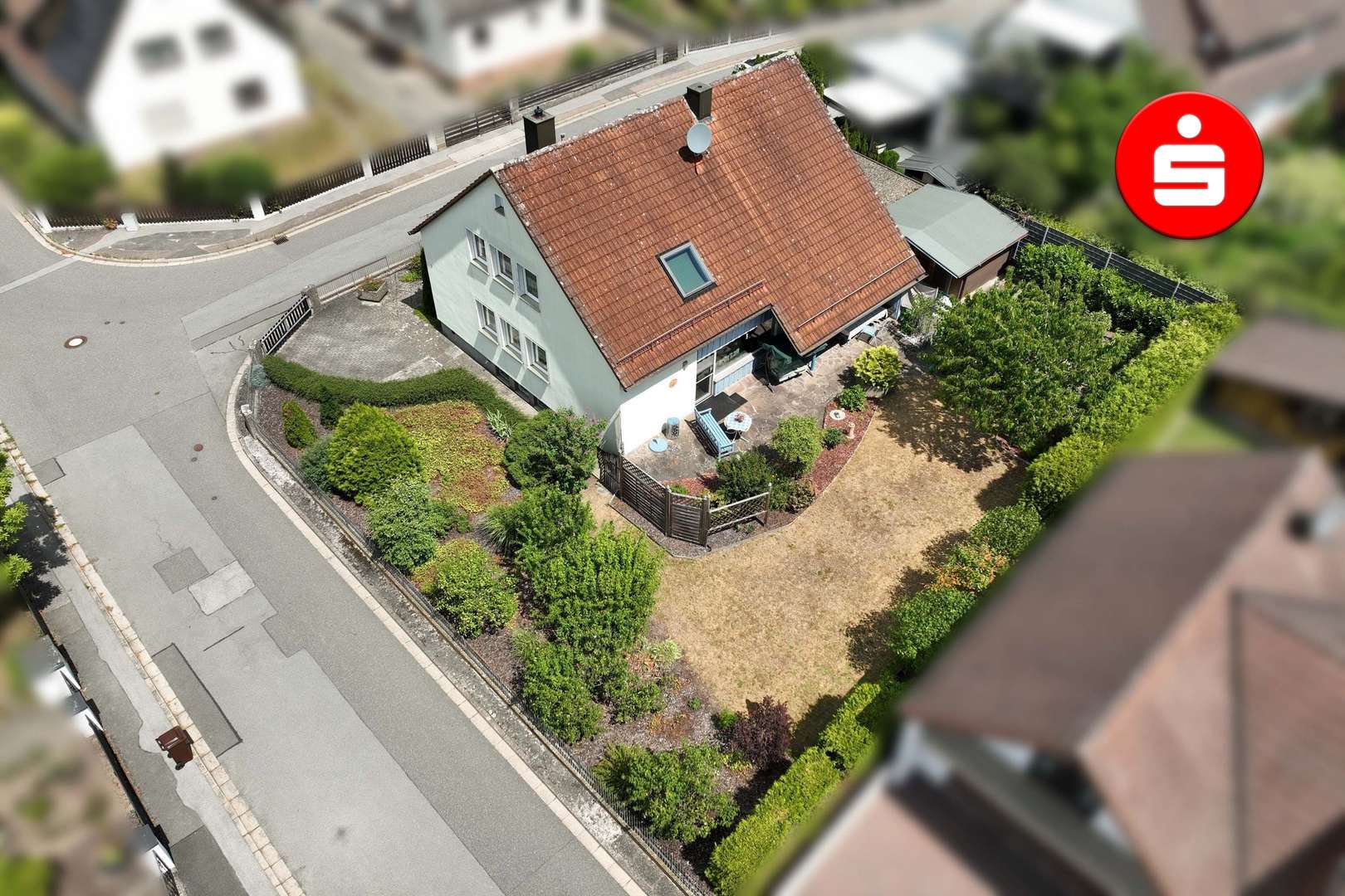 Hausansicht  von oben mit Garten und Terrasse - Zweifamilienhaus in 90559 Burgthann mit 163m² kaufen
