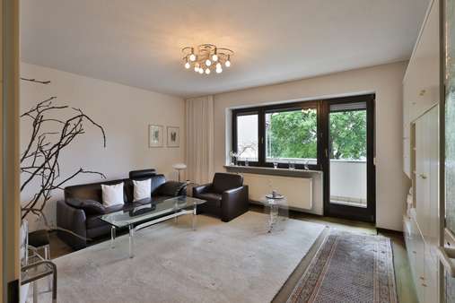 Wohnzimmer mit Balkon - Etagenwohnung in 90449 Nürnberg mit 76m² kaufen