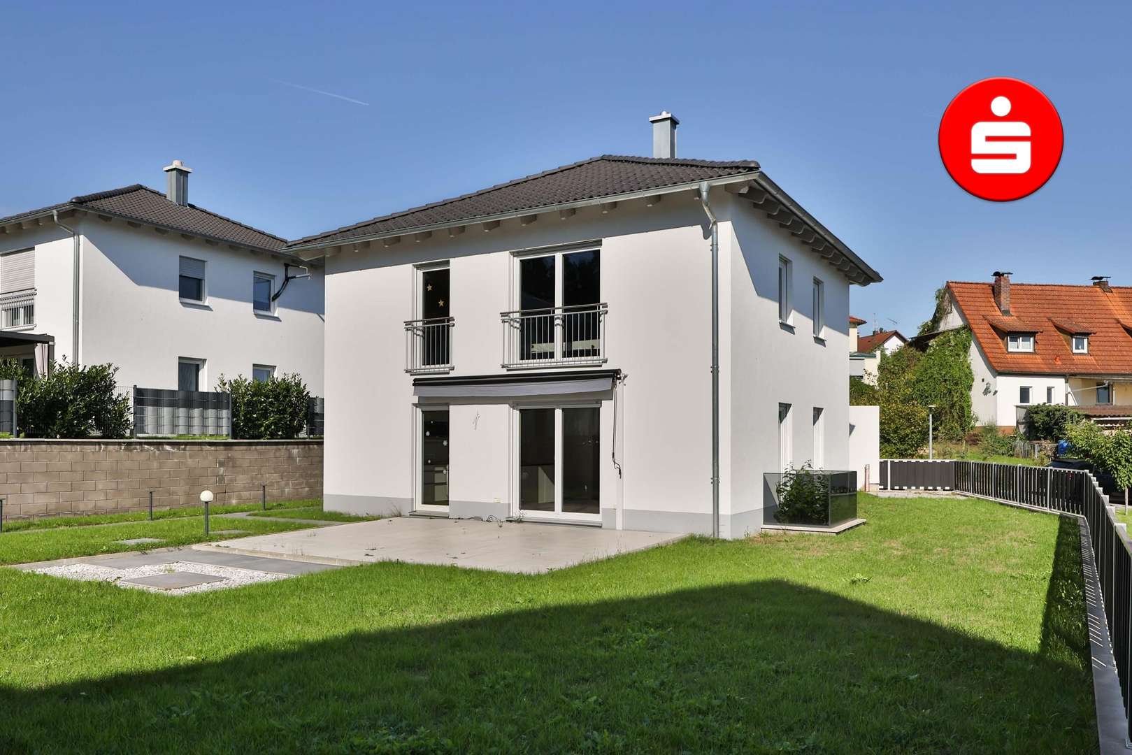 Hausansicht mit Terrasse - Einfamilienhaus in 90610 Winkelhaid mit 144m² kaufen