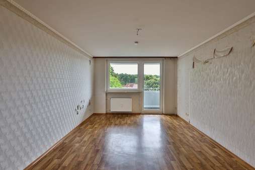 Wohnzimmer mit Balkon - Etagenwohnung in 90449 Nürnberg mit 62m² kaufen