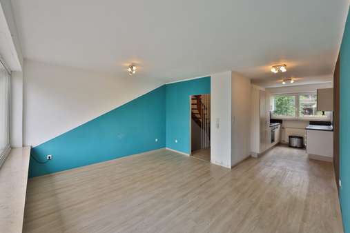 Wohnzimmer und Blick in die Küche Wohnzimmer und Blick in die Küche - Reiheneckhaus in 90453 Nürnberg mit 115m² kaufen