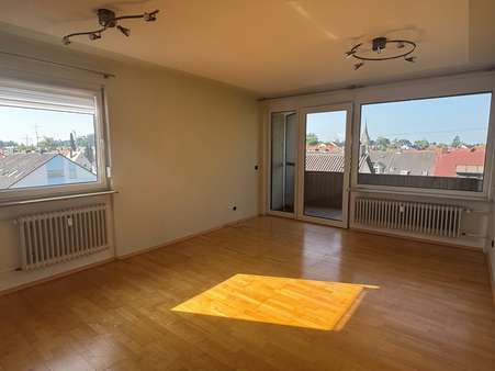 Wohnzimmer mit Blick über die Dächer von Gebersdorf Wohnzimmer mit Blick über die Dächer von Gebersdorf - Etagenwohnung in 90449 Nürnberg mit 76m² kaufen