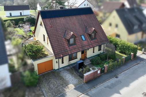 Fronansicht von oben - Einfamilienhaus in 90607 Rückersdorf mit 216m² kaufen