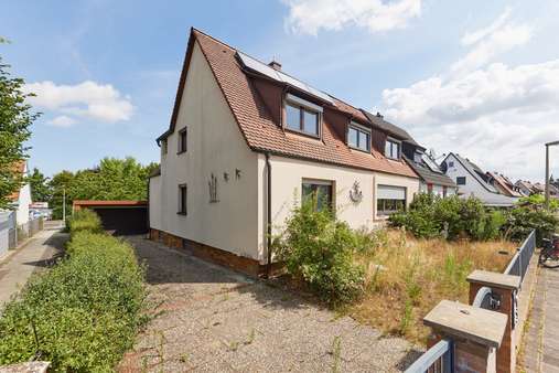 Außenansicht Vorderseite - Doppelhaushälfte in 90449 Nürnberg mit 156m² kaufen