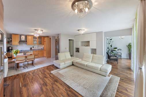 Wohnzimmer - Etagenwohnung in 90453 Nürnberg mit 96m² kaufen