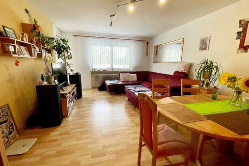 Wohnzimmer - Etagenwohnung in 90552 Röthenbach mit 75m² kaufen