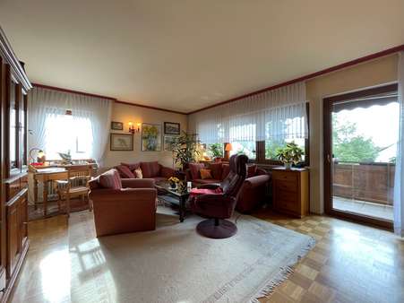 Wohnzimmer - Etagenwohnung in 90571 Schwaig mit 91m² kaufen