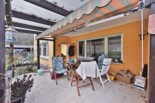 überdachte Terrasse - Zweifamilienhaus in 90768 Fürth mit 185m² kaufen