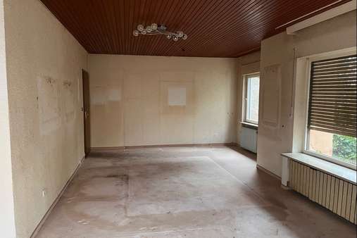 Wohnzimmer - Bungalow in 90559 Burgthann mit 130m² kaufen