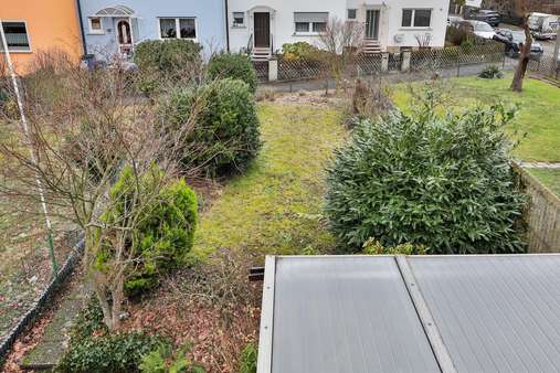 Blick in den Garten - Reihenmittelhaus in 90449 Nürnberg mit 115m² kaufen