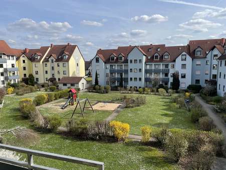 Blick in den grünen Innenbereich - Etagenwohnung in 90425 Nürnberg mit 80m² kaufen