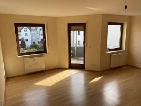 Wohnzimmer - Etagenwohnung in 90425 Nürnberg mit 80m² kaufen