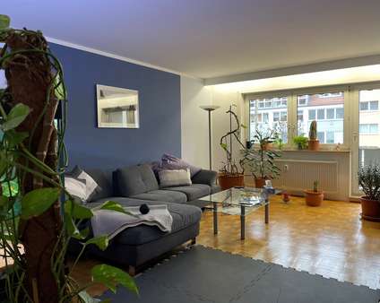 Wohnzimmer - Etagenwohnung in 90419 Nürnberg mit 79m² kaufen