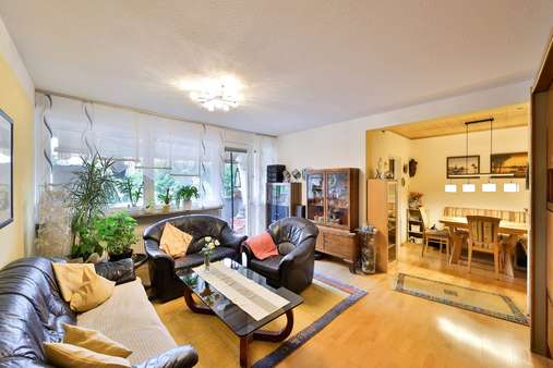 Wohnzimmer - Etagenwohnung in 90449 Nürnberg mit 85m² kaufen