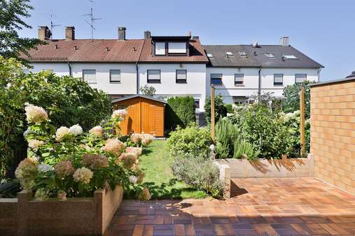 Terrasse mit Blick in den Garten - Reihenmittelhaus in 91126 Schwabach mit 140m² kaufen