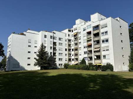 Ansicht des gesamten Blocks - Etagenwohnung in 90473 Nürnberg mit 70m² kaufen